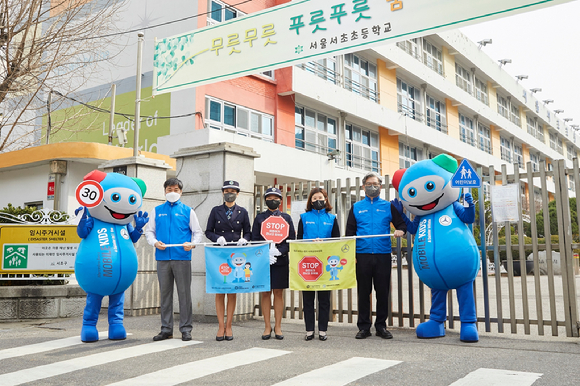 (왼쪽부터)사회복지법인 아이들과미래재단 김병기 본부장, 녹색어머니 중앙회 장주영 수석부회장, 천경숙 회장, 메르세데스-벤츠 사회공헌위원회 이은정 위원(메르세데스-벤츠 코리아 상무), 이철승 위원(메르세데스-벤츠 공식 딜러 더클래스효성 대표). [사진=메르세데스-벤츠]