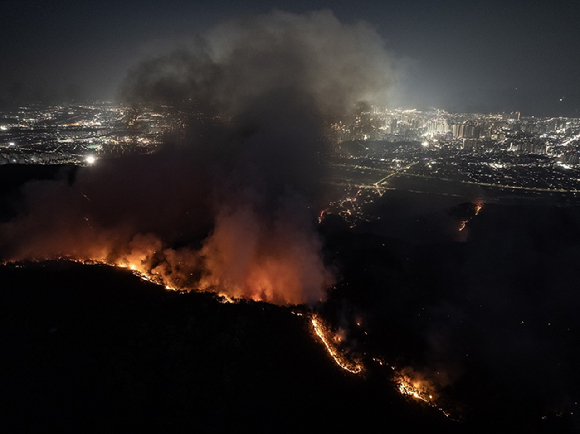 지난 28일 대구 북구 함지산에서 산불이 발생한 가운데 진화대원들이 야간 진화작업을 벌이고 있다. [사진=산림청]