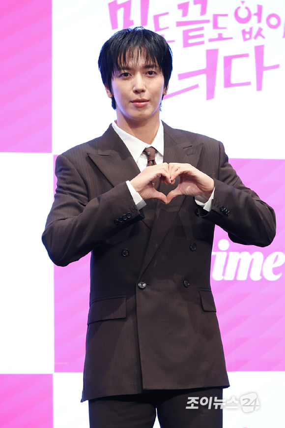 그룹 씨엔블루 정용화가 19일 오후 서울 구로구 더세인트에서 진행된 라이프타임 새 토일드라마 '밑도 끝도 없이, 너다' 제작발표회에 참석해 포즈를 취하고 있다. [사진=문수지 기자]