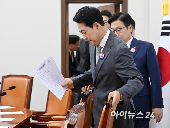 국민의힘 장동혁 당대표가 13일 서울 여의도 국회에서 열린 최고위원회의에 참석하고 있다. [사진=곽영래 기자]