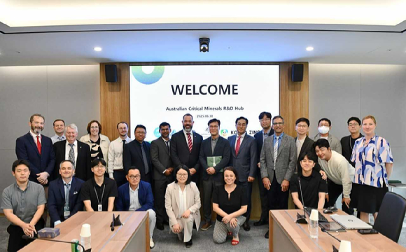 지난달 30일 서울 종로구 고려아연 본사에서 호주 국책 종합과학 연구기관 CSIRO, 주요 대학 연구진들로 구성된 '호주 핵심광물 허브' 대표단과 고려아연이 협력 방안을 논의했다. [사진=고려아연]