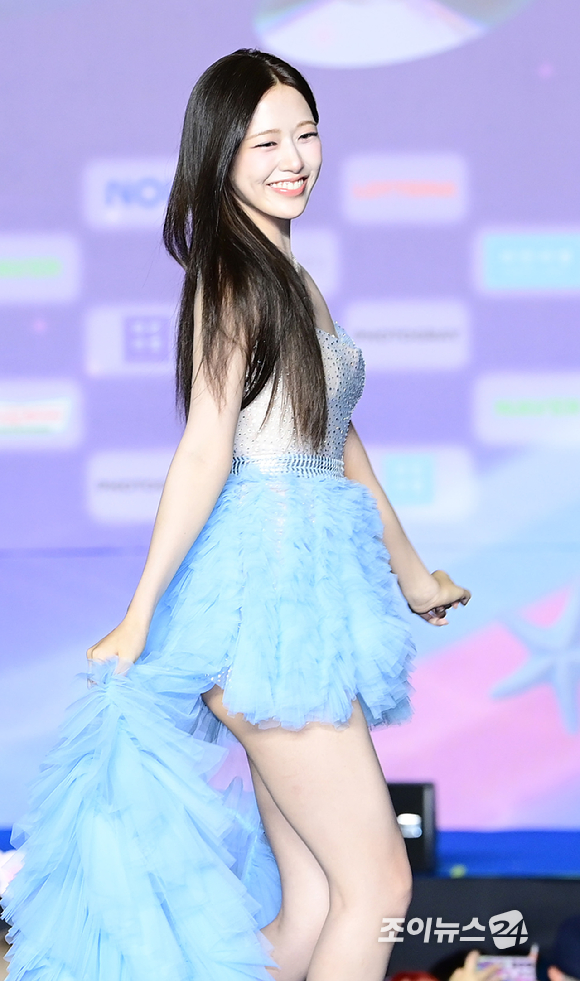 그룹 아이브(IVE) 안유진이 26일 오후 경기도 고양 일산서구 대화동 킨텍스에서 열린 2025 SBS 가요대전 Summer(써머) 블루카펫 행사에 참석하고 있다. [사진=정소희 기자]