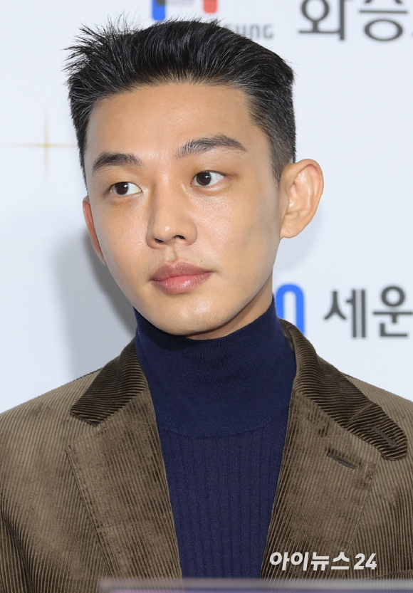 배우 유아인이 6일 오후 해운대구 시그니엘 부산 그랜드볼룸에서 열린 2022 부일영화상 시상식에 전년도 남우주연상 수상자로 참석해 핸드프린팅 행사를 갖고 있다. [사진=정소희 기자]