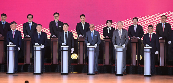 아지트 마노차(Ajit Manocha) 세미(SEMI) 최고경영자(CEO), 이용한 원익 회장, 문신학 산업통상부 1차관, 송재혁 삼성전자 디바이스솔루션(DS) 부문 최고기술책임자(CTO) 사장 등이 11일 서울 강남구 코엑스에서 열린 세미콘 코리아 2026에서 개막 퍼포먼스를 하고 있다. [사진=곽영래 기자]