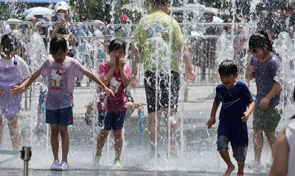 지난 23일 서울 종로구 광화문 광장 분수대에서 어린이들이 물놀이를 하고 있다. [사진=뉴시스]