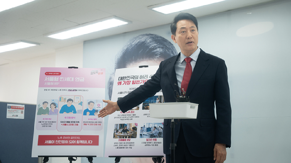 오세훈 서울시장이 6&middot;3 지방선거 기간이던 지난 5월 9일 '서울형 낀세대 연금(서울형 IRP)' 등을 담은 4050 맞춤형 종합지원 공약을 발표하고 있다. [사진=오세훈 서울시장]