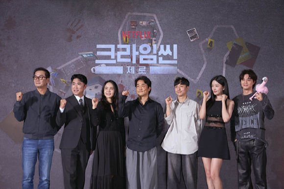 장진, 박지윤, 장동민, 김지훈, 안유진이 16일 서울 구로구 라마다서울신도림호텔에서 열린 넷플릭스 새 예능 '크라임씬 제로' 제작발표회에서 포즈를 취하고 있다. [사진=넷플릭스코리아]