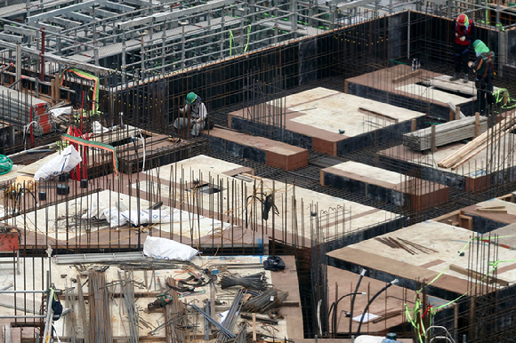 서울 시내 한 아파트 건설 현장에서 작업자들이 작업을 하고 있다. 기사 내용과 무관. [사진=연합뉴스]
