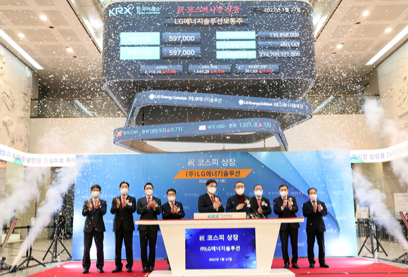 손병두 한국거래소 이사장과 권영수 LG에너지솔루션 대표이사가 27일 오전 서울 영등포구 여의도 한국거래소에서 열린 (주)LG에너지솔루션 유가증권시장 신규상장기념식에서 매매개시를 확인하고 있다. 왼쪽부터 송영훈 한국거래소 유가증권시장본부장보, 안상환 한국IR협의회 회장, 조상욱 모건스탠리 서울지점 대표이사, 임재준 한국거래소 유가증권시장본부장, 손 이사장, 권 대표이사, 이창실 LG에너지솔루션 CFO, 김성현 KB증권 대표이사, 이기헌 상장회사협의회 상근부회장. [사진=김성진 기자]