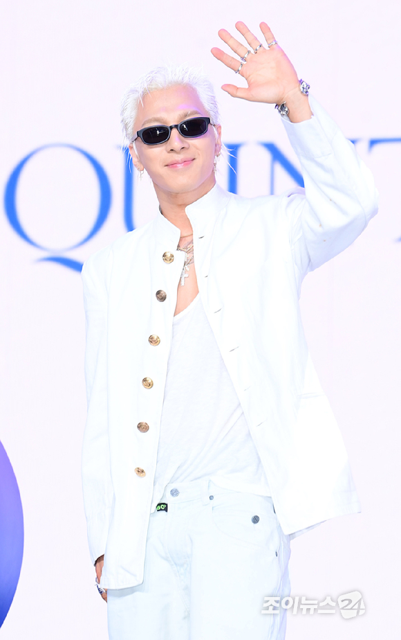 가수 태양이 18일 오후 서울 마포구 상암동 큐브컨벤션센터에서 열린 TAEYANG 정규 4집 'QUINTESSENCE'(퀸테센스) 음감회에 참석해 포토타임을 갖고 있다. [사진=정소희 기자]