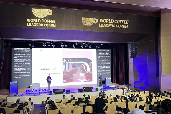 지난 19일부터 삼성동 코엑스에서 진행 중인 월드커피리더스포럼 2025에서 플리토 라이브 트랜스레이션이 도입돼 글로벌 연사와 청중의 소통을 지원하고 있다. [사진=플리토]