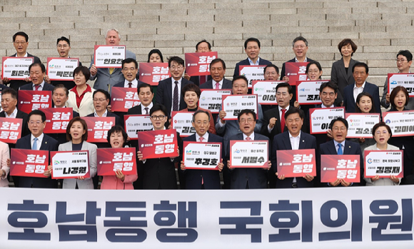 한동훈 국민의힘 대표를 비롯한 의원들이 30일 오전 서울 여의도 국회에서 열린 호남동행 국회의원 발대식에서 김영록 전남도지사, 김관영 전북도지사, 강기정 광주시장 등 참석자들과 함께 기념촬영을 하고 있다. [사진=뉴시스]