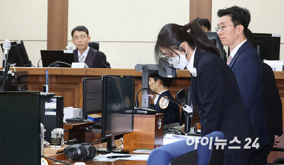 윤석열 전 대통령의 배우자 김건희 여사가 24일 서울 서초동 서울중앙지법에서 열린 김 여사의 특정범죄가중처벌법상 알선수재 및 자본시장법&middot;정치자금법 위반 등 사건 첫 재판에 출석하고 있다. [사진=사진공동취재단]