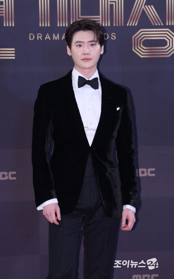 '빅마우스' 배우 이종석이 30일 오후 서울 마포구 상암 MBC사옥에서 열린 '2022 MBC 연기대상' 레드카펫 행사에 참석하고 있다. [사진=정소희 기자]