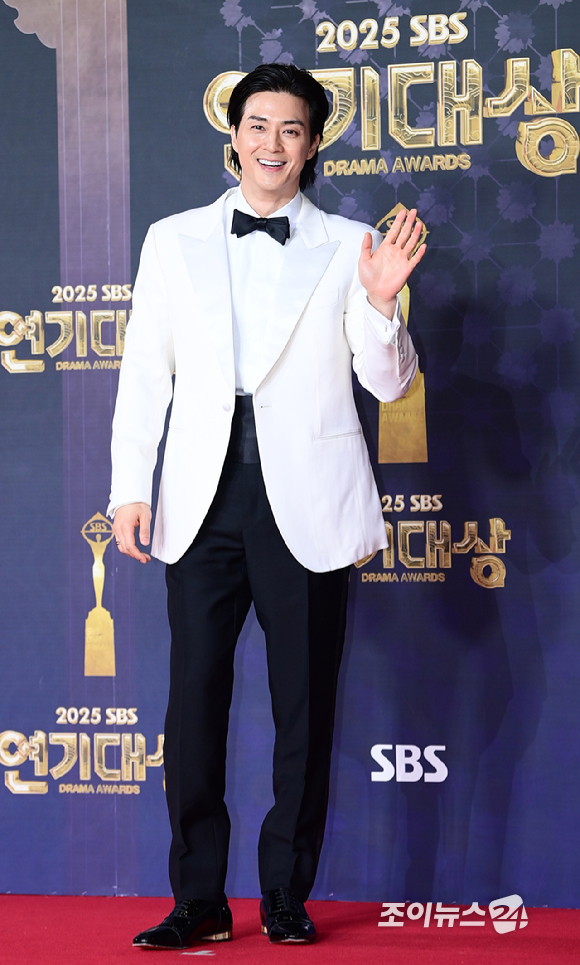 '귀궁' 배우 김지훈이 31일 오후 서울 마포구 상암동 SBS 프리즘타워에서 열린&nbsp;2025 SBS 연기대상&nbsp;레드카펫 행사에 참석하고 있다. [사진=정소희 기자]