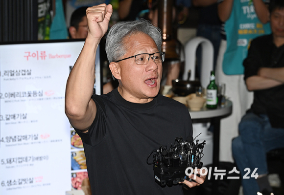 젠슨 황 엔비디아 최고경영자(CEO)가 5일 서울 마포구 서교동의 한 고깃집에서 최태원 SK회장, 구광모 LG회장, 이해진 네이버 의장과 삼겹살 회동을 하던 중 발언을 하고 있다. [사진=곽영래 기자]