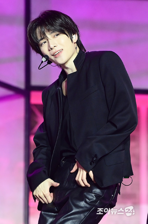 그룹 투모로우바이투게더 범규가 13일 오후 서울시 성북구 안암동 고려대학교 화정체육관에서 열린 투모로우바이투게더(TOMORROW X TOGETHER, TXT) 미니 8집 '7TH YEAR: 가시덤불에 잠시 바람이 멈췄을 때' 발매 기념 쇼케이스에서 타이틀곡 '하루에 하루만 더' 무대를 선보이고 있다. [사진=정소희 기자]