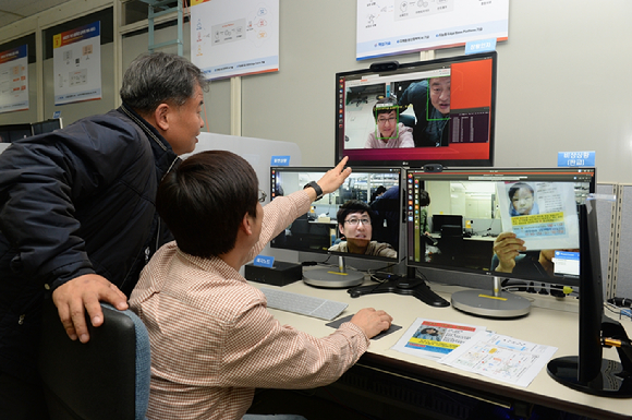 ETRI 연구진이 얼굴인식 AI 기술이 접목된 지능형 트래픽 전달 서비스를 시연하는 모습 [사진=ETRI]