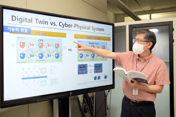 ‘디지털 트윈의 꿈’의 제 1저자, ETRI 김용운 책임연구원이 디지털 트윈과 CPS(사이버물리시스템)의 비교에 대해 설명하고 있는 모습 [사진=ETRI]