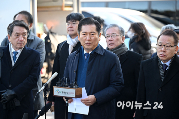 정청래 국회 탄핵소추위원장과 변호인단이 6일 서울 종로구 헌법재판소에서 열린 윤석열 대통령 탄핵 심판 6차 변론기일에 출석하며 입장을 밝히고 있다. [사진=사진공동취재단]