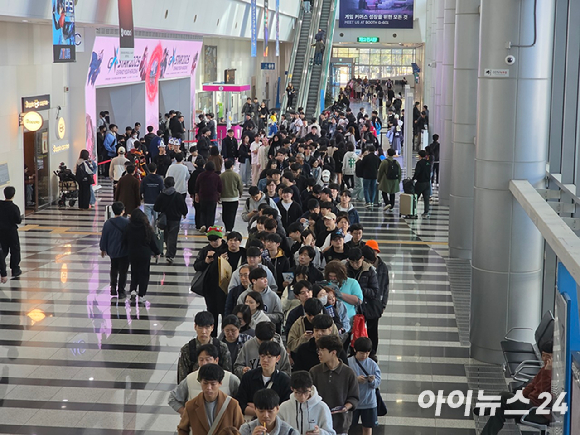 지난 13일 부산 해운대구 벡스코에서 개막한 '지스타 2025'에서 참관객들이 게임 체험을 위해 대기하고 있다. [사진=곽영래 기자]