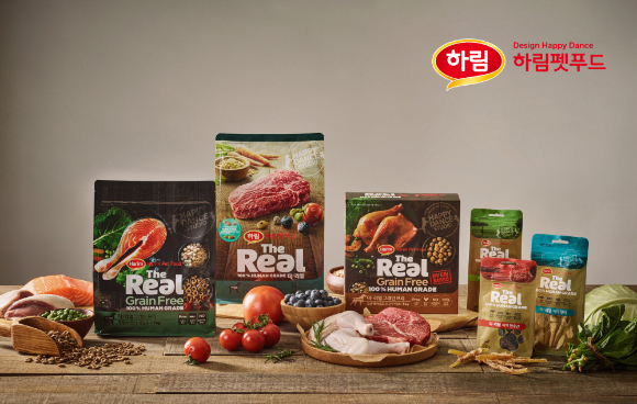 서울펫쇼에서 관람객이 반려견과 함께 부스를 둘러보고 있다. [사진=연합뉴스]