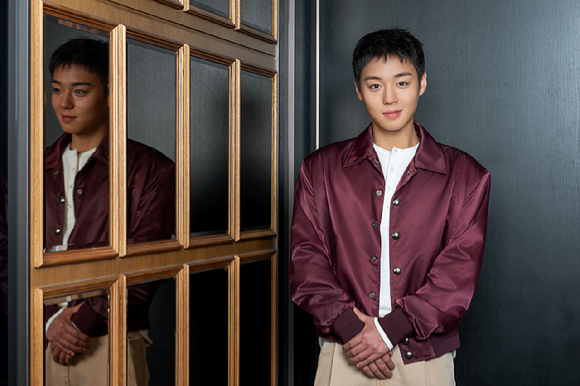 배우 박지훈이 영화 '왕과 사는 남자' 인터뷰에 앞서 포즈를 취하고 있다. [사진=(주)쇼박스]