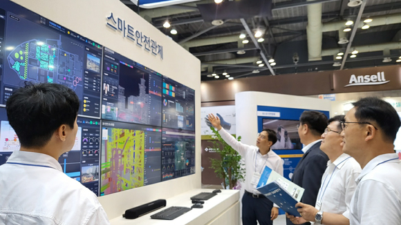 포스코DX가 한국산업안전보건공단이 주최하는 '2023 국제안전보건전시회'에 참가해 스마트 통합안전솔루션을 선보인다. [사진=포스코DX]