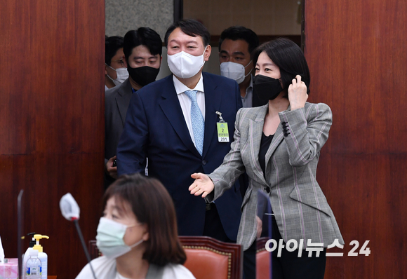 허은아 국민의힘 의원이 지난 15일 윤석열 대통령 부인 김건희 여사를 다룬 한 일간지 만평을 비판했다. [사진=허은아 국민의힘 의원 SNS ]