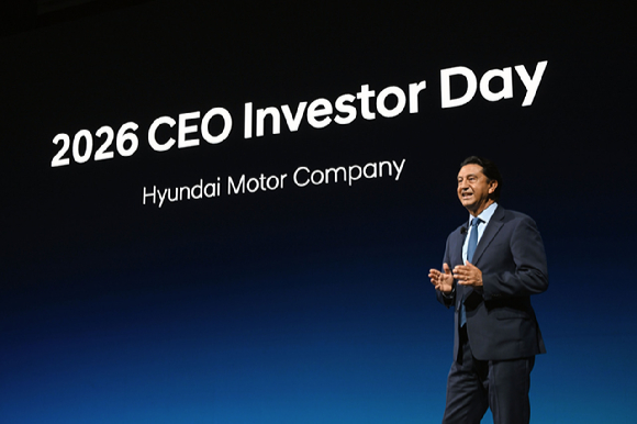 호세 무뇨스 현대차 대표이사(CEO&middot;사장)가 '2026 CEO 인베스터 데이'에서 중장기 사업 전략을 설명하고 있다. [사진=현대자동차]