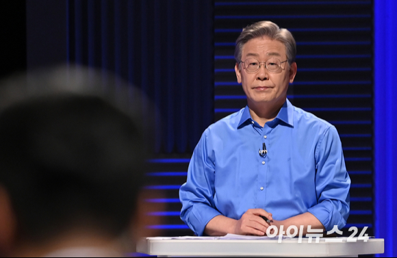 더불어민주당 이재명 대선 경선 후보(오른쪽)가 지난 14일 오후 서울 마포구 상암동 MBC 사옥에서 열린 MBC 100분 토론에 참석해 리허설을 하고 있다.