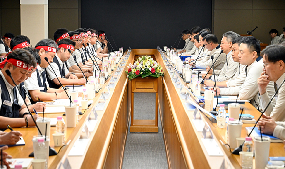 삼성전자노동조합 동행(SECU) 관계자들과 법률대리인인 강문혁 법무법인 대정 변호사(가운데)가 지난 26일 오전 8시 40분경 경기 수원시 수원지방법원 앞에서 삼성전자 임단협 잠정합의안 찬반투표 절차 중지 가처분 신청 관련 기자회견을 하고 있다. [사진=권서아 기자]