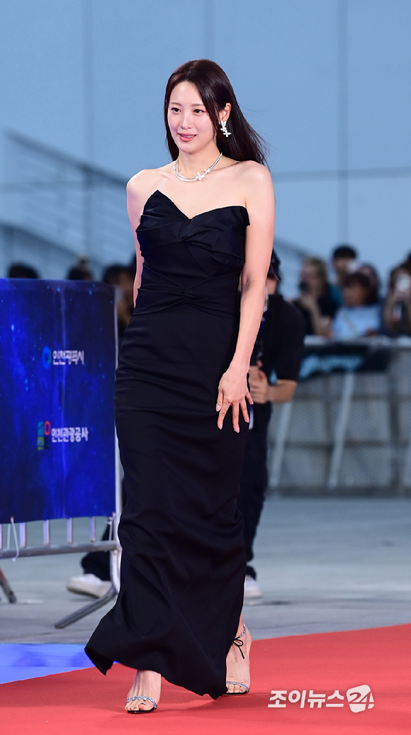 배우 수현이 18일 오후 인천광역시 파라다이스 시티에서 열린 제4회 청룡시리즈어워즈 레드카펫 행사에 참석하고 있다. [사진=정소희 기자]