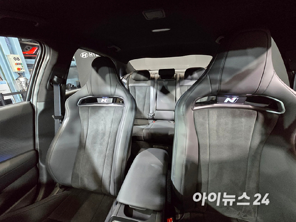 현대차가 10일 경기도 의왕시 'N 아카이브'에서 국내 취재진을 대상으로 아이오닉 6 N을 공개하고 있다. [사진=김종성 기자]
