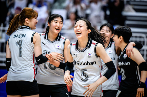 한국 여자배구 대표팀의 세터 김다인이 득점 이후 기뻐하고 있다. [사진=국제배구연맹(FIVB)]