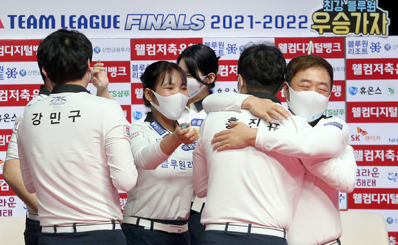 2021-22시즌 PBA 팀리그 포스트시즌 결승에서 명승부 끝에 준우승을 차지한 블루원리조트 선수들이 서로를 격려하고 있다. [사진=프로당구협회(PBA)]