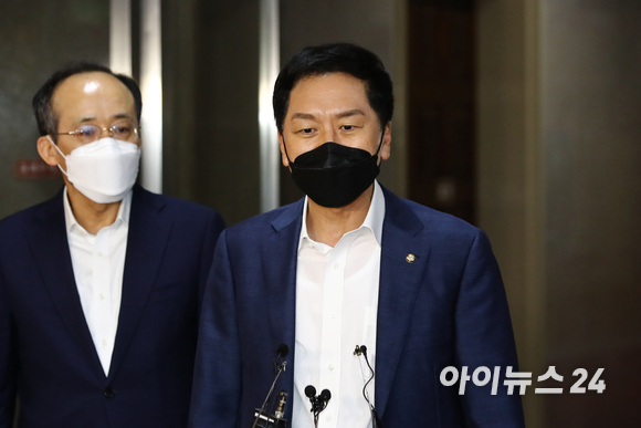 국민의힘 김기현 원내대표가 25일 국회의장실을 찾아 박병석 의장에게 '언론중재법 개정안'의 본회의 의결과 관련해 면담을 마친 뒤 취재진의 질문을 받고 있다.