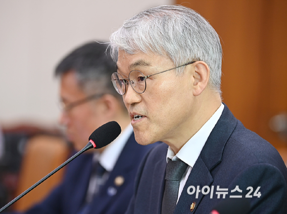 천대엽 법원행정처장이 14일 오전 서울 여의도 국회에서 열린 법제사법위원회 전체회의에서 의원질의에 답변하고 있다. [사진=곽영래 기자]