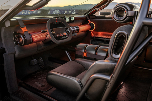 이상엽 현대제네시스글로벌디자인담당 부사장이 20일(현지시각) 미국 LA 컨벤션 센터(Los Angeles Convention Center)에서 열린 '2025 LA 오토쇼'에서 '크레이터'를 소개하고 있다. [사진=현대자동차]