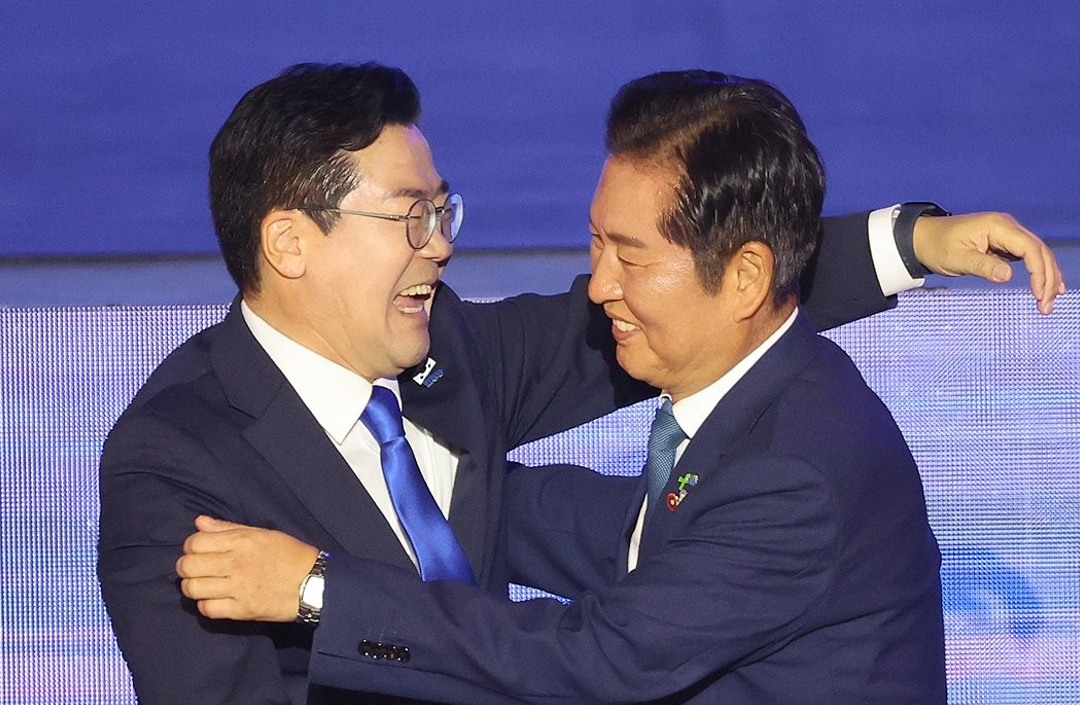 더불어민주당 정청래 대표가 24일 국회에서 열린 최고위원회의에서 대표직 사퇴 의사를 밝힌 뒤 차량으로 이동하고 있다. 2026.6.24 [사진=연합뉴스]