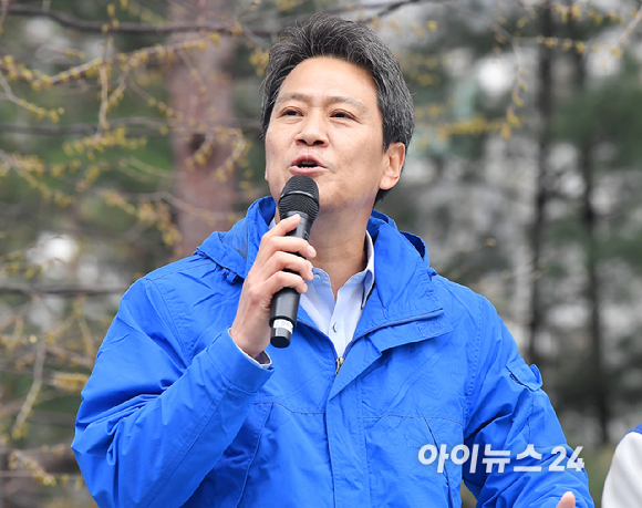 임종석 전 대통령비서실장이 지난해 3월 28일 서울 왕십리역 광장에서 중구성동구 갑과 을에 각각 출마하는 전현희 후보와 박성준 후보 지원 유세를 하고 있다. [사진=곽영래 기자]