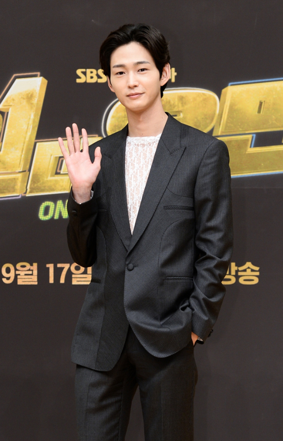 배우 이원근이 15일 오후 온라인으로 진행된 SBS 새 금토드라마 '원더우먼' 제작발표회에 참석해 포즈를 취하고 있다. [사진=SBS]