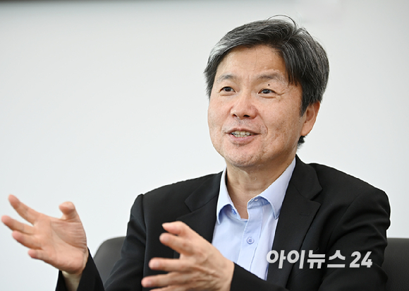 이혁재 서울대&nbsp;반도체공동연구소장이 14일 서울대학교 관악캠퍼스 반도체공동연구소에서 아이뉴스24와 인터뷰를 하고 있다. [사진=곽영래 기자]