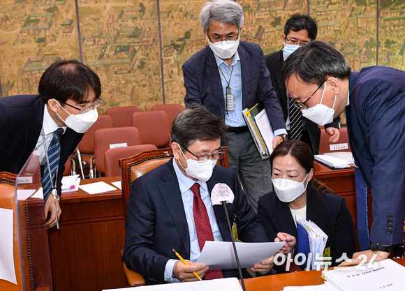 박보균 문화체육관광부 장관 후보자가 2일 서울 여의도 국회에서 열린 문화체육관광위원회 인사청문회가 정회하자 관계자들과 대화를 나누고 있다. [사진=김성진 기자]