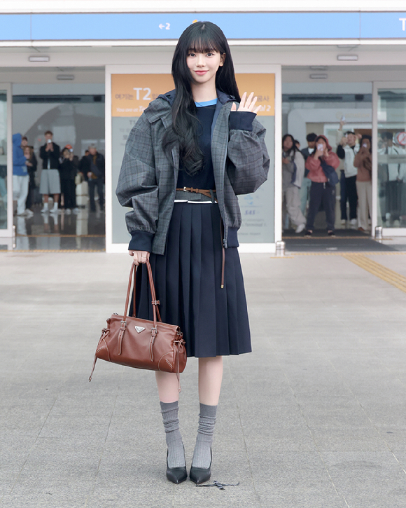 배우 변우석이 '프라다 2026 가을/겨울 남성복 패션쇼' 참석을 위해 탈리아 밀라노로 출국하기 전 포즈를 취하고 있다. [사진=프라다]