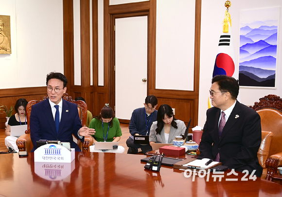 우원식 국회의장이 4일 서울 여의도 국회의장실을 예방한 김민석 국무총리 악수하고 있다. [사진=정소희 기자]