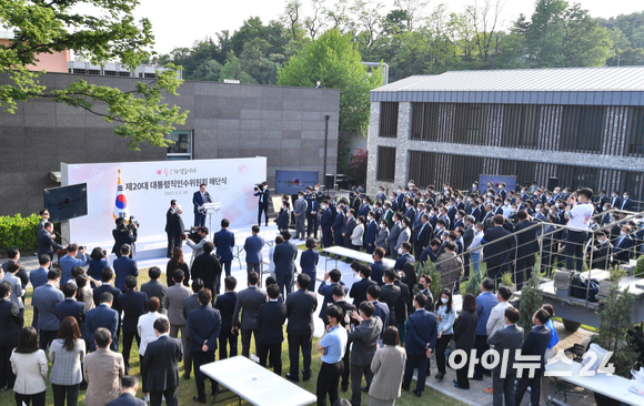 윤석열 대통령 당선인이 6일 오후 서울 종로구 삼청동 인수위원회 잔디광장에서 열린 제20대 대통령직인수위원회 해단식에서 인사말을 하고 있다. [사진=김성진 기자]