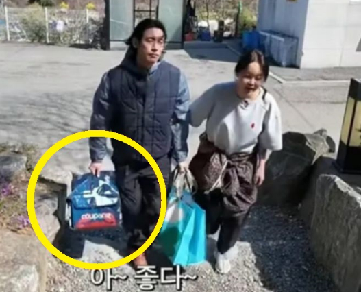 백지영, 정석원 부부가 쿠팡 프레시백을 들고 캠핑에 나서는 모습이 논란이 됐다. [사진=유튜브 &lsquo;백지영 Baek Z Young&rsquo; 캡처]