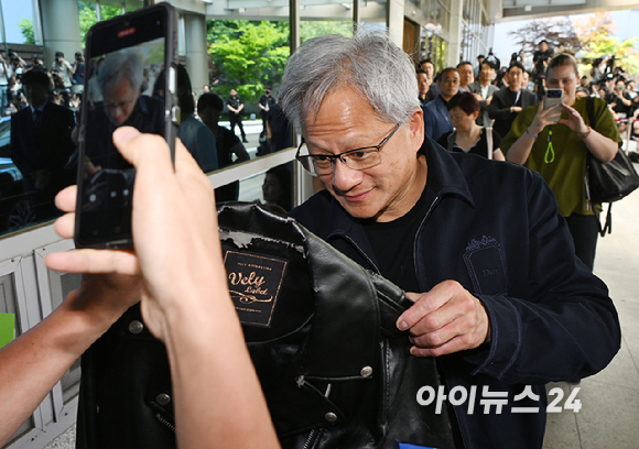 젠슨 황 엔비디아 최고경영자(CEO)가 5일 오후 전세기를 통해 서울김포비즈니스항공센터로 입국해 시민들의 사인 요청에 응하고 있다. [사진=정소희 기자]