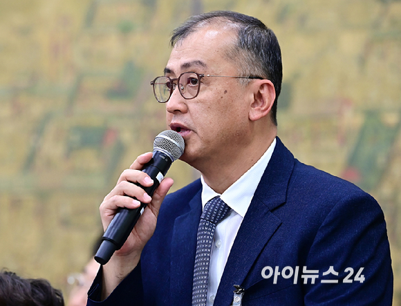 김학균 한국 배드민턴 대표팀 감독이 24일 서울 여의도 국회에서 열린 문화체육관광위원회의 대한축구협회 등에 대한 현안질의에서 의원 질의에 답하고 있다. [사진=곽영래 기자]